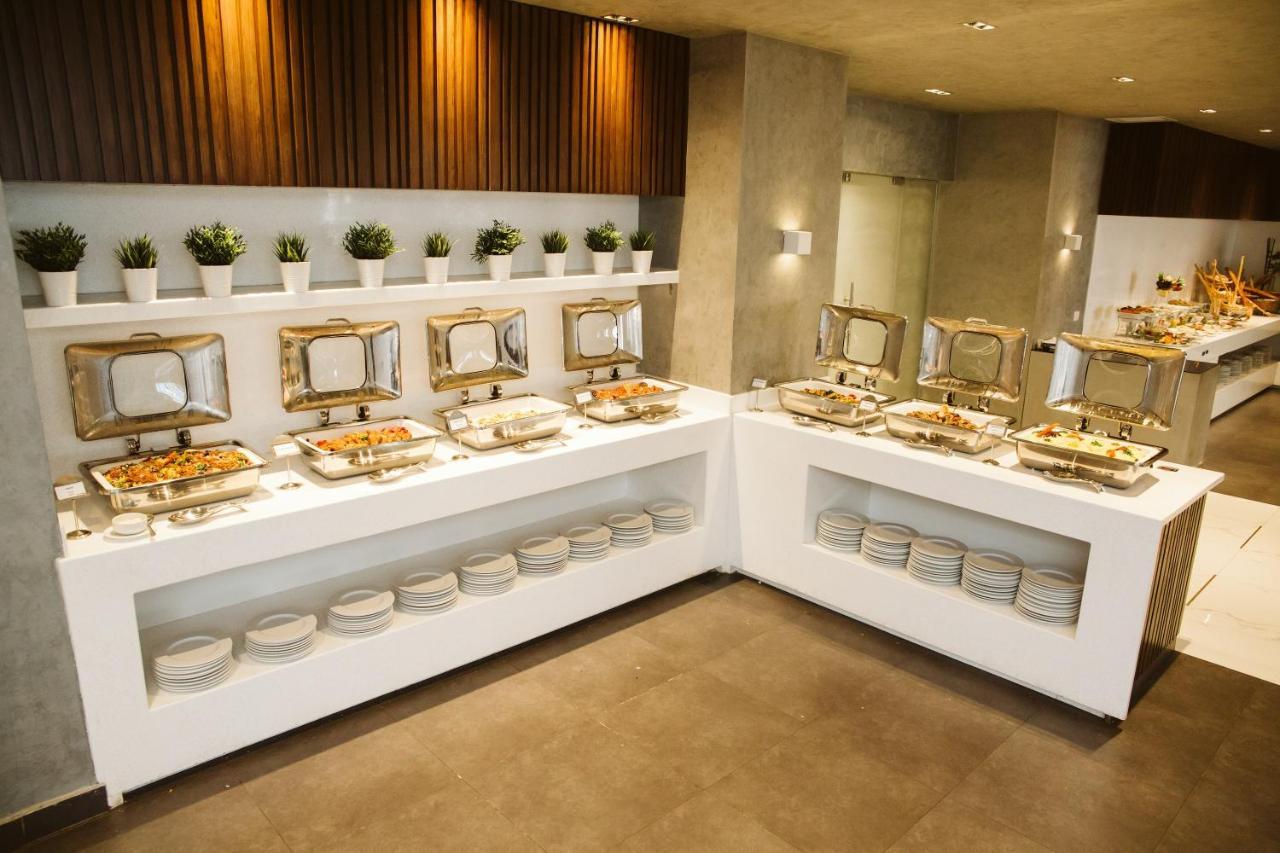 Pyramisa Suites Hotel Cairo Giza Luaran gambar Buffet at the hotel