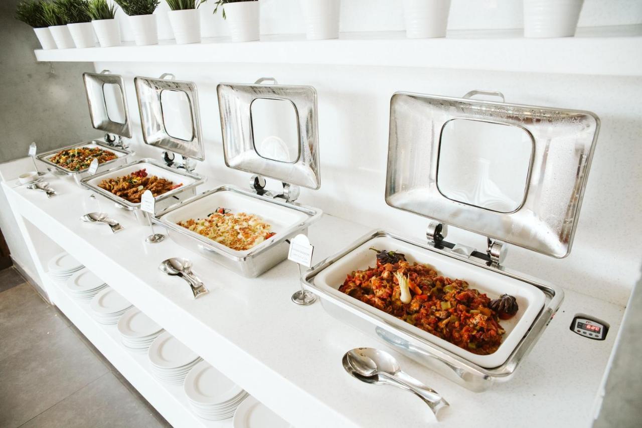 Pyramisa Suites Hotel Cairo Giza Luaran gambar Buffet at a luxury hotel