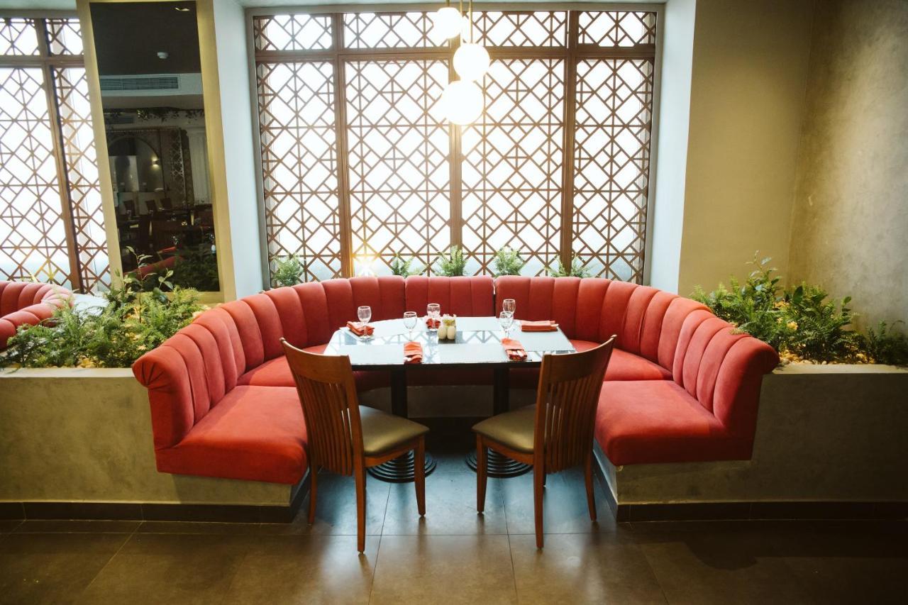 Pyramisa Suites Hotel Cairo Giza Luaran gambar Interior of the restaurant
