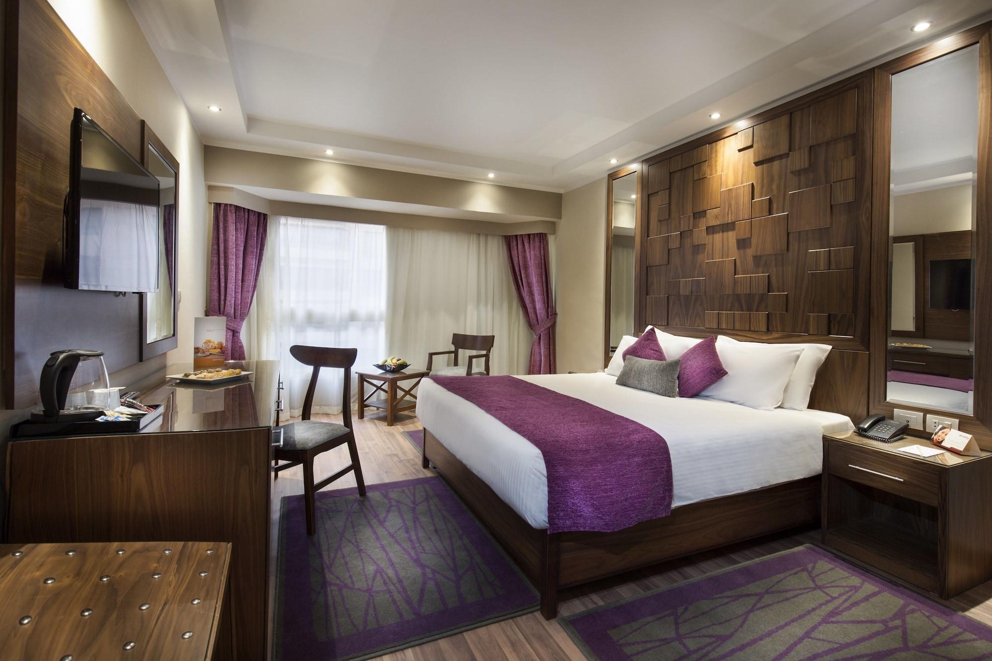 Pyramisa Suites Hotel Cairo Giza Luaran gambar A room at the hotel
