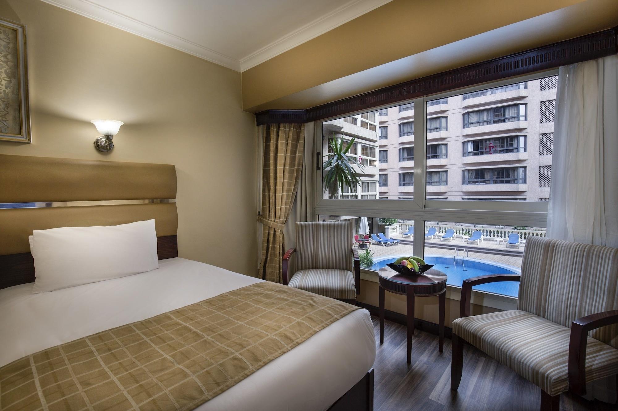 Pyramisa Suites Hotel Cairo Giza Luaran gambar A room at the hotel