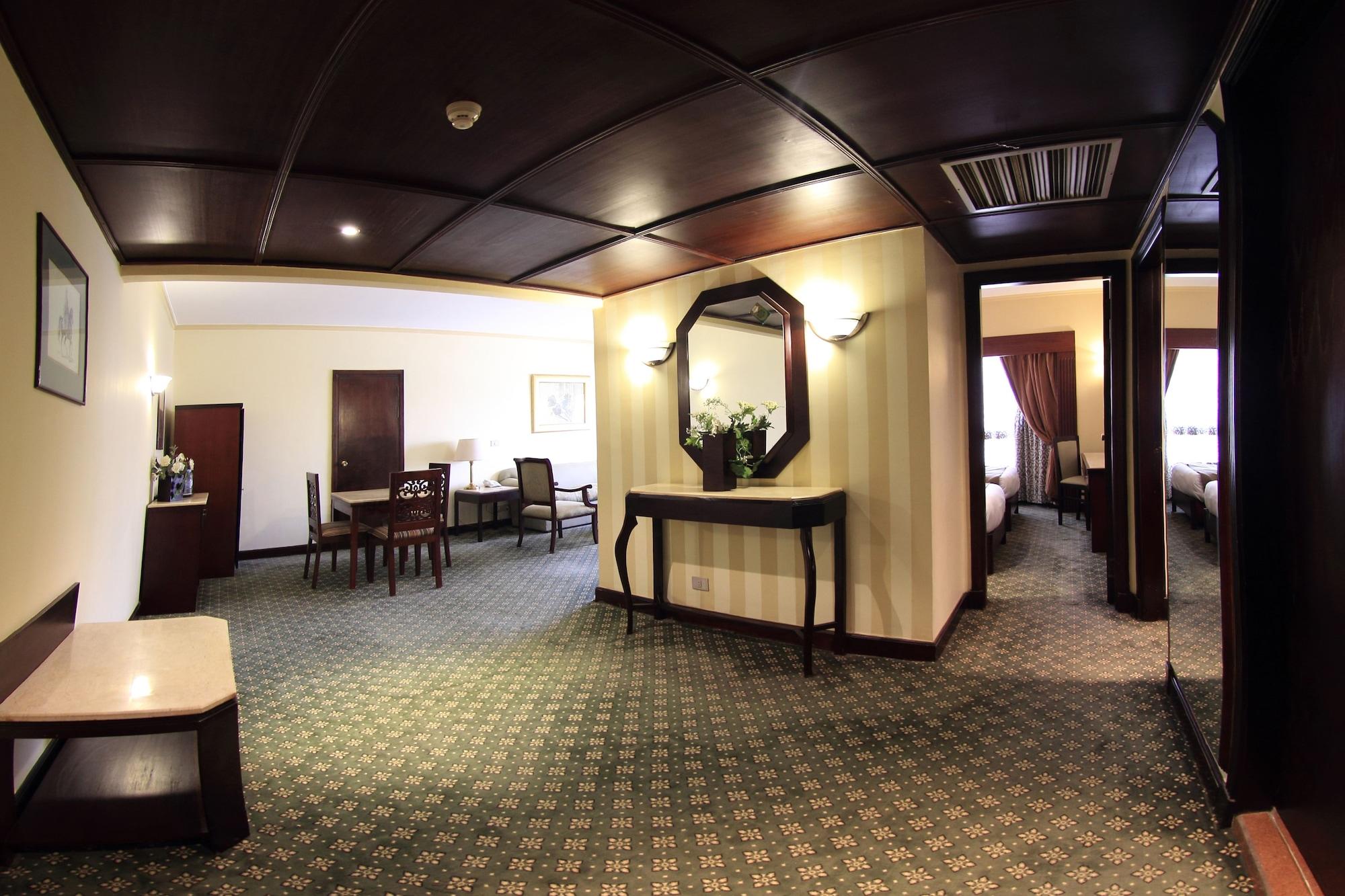 Pyramisa Suites Hotel Cairo Giza Luaran gambar A room at the hotel