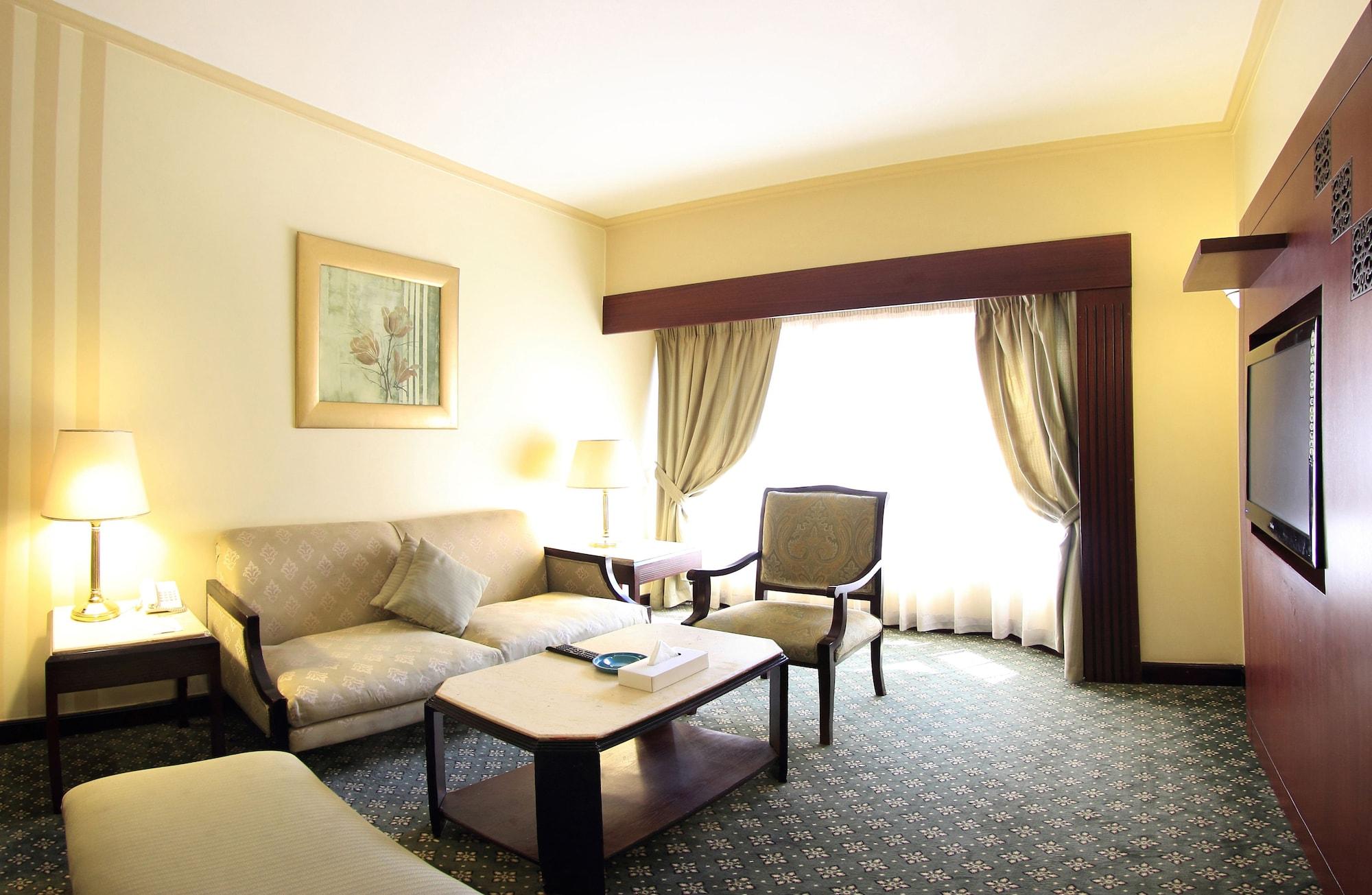 Pyramisa Suites Hotel Cairo Giza Luaran gambar A room at the hotel
