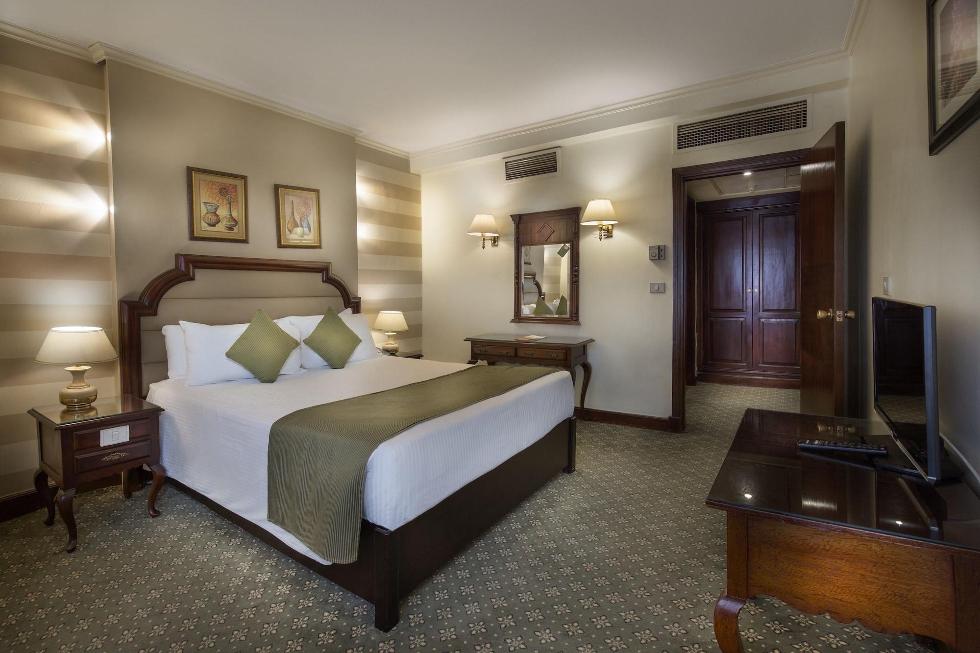 Pyramisa Suites Hotel Cairo Giza Luaran gambar A room at the hotel