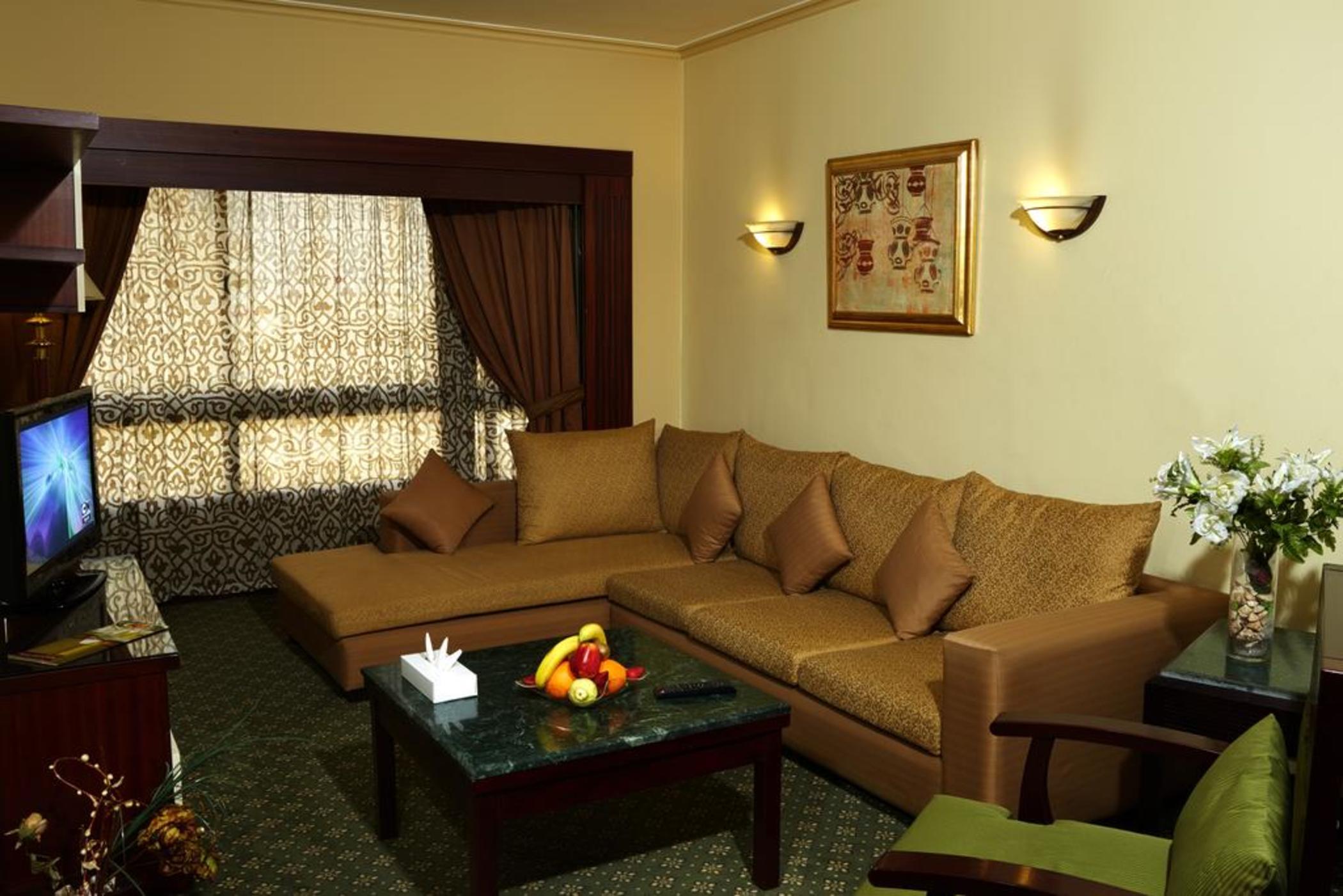 Pyramisa Suites Hotel Cairo Giza Luaran gambar A living room in a hotel