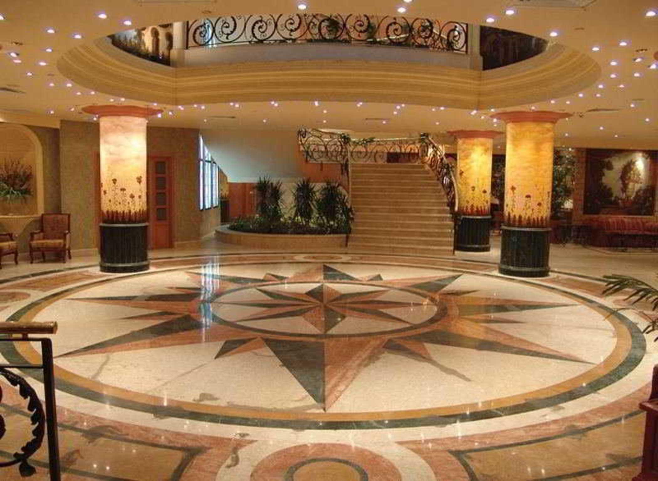 Pyramisa Suites Hotel Cairo Giza Dalaman gambar A marble floor