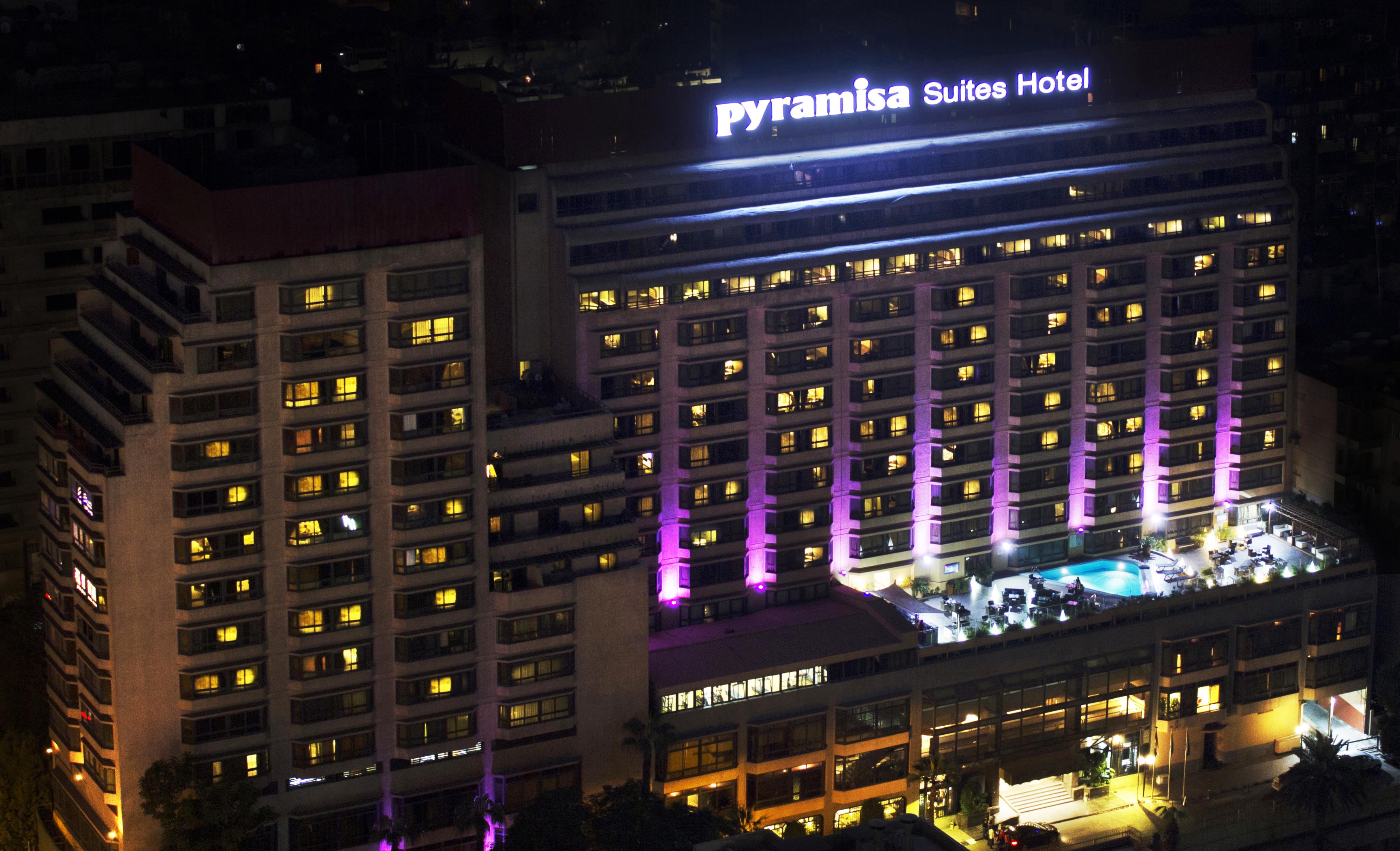 Pyramisa Suites Hotel Cairo Giza Luaran gambar The hotel at night
