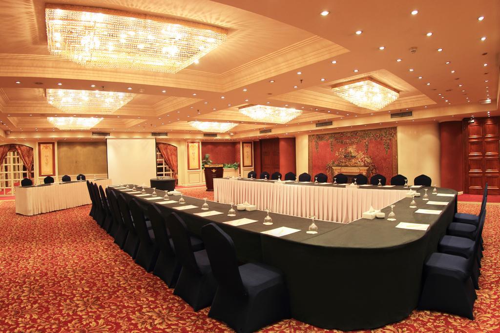 Pyramisa Suites Hotel Cairo Giza Luaran gambar The meeting room of the hotel