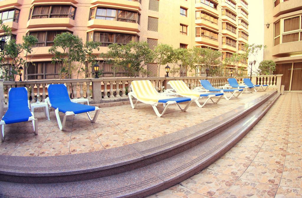 Pyramisa Suites Hotel Cairo Giza Luaran gambar A balcony of a modern apartment in Dubai