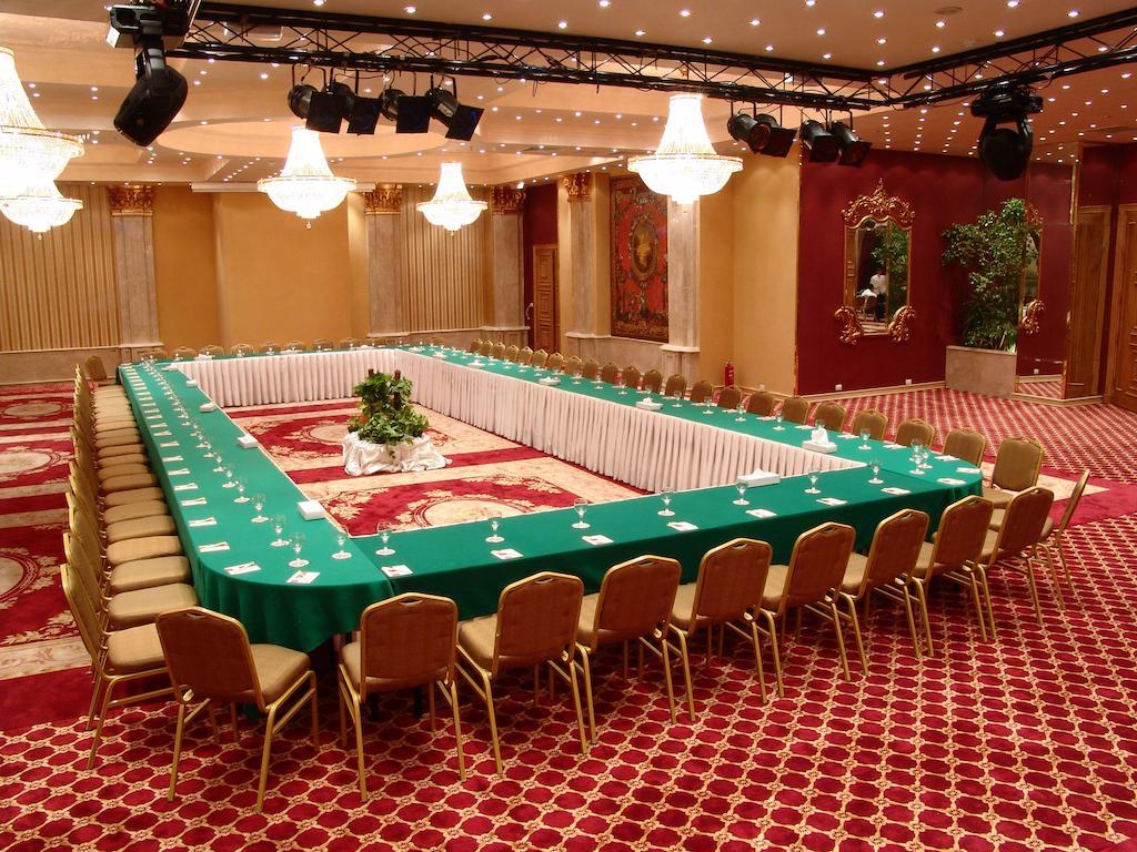 Pyramisa Suites Hotel Cairo Giza Luaran gambar A meeting room