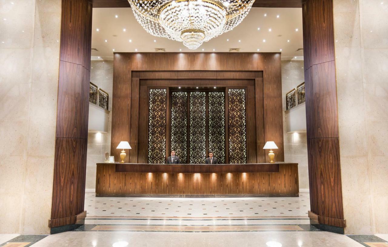 Pyramisa Suites Hotel Cairo Giza Luaran gambar Reception desk